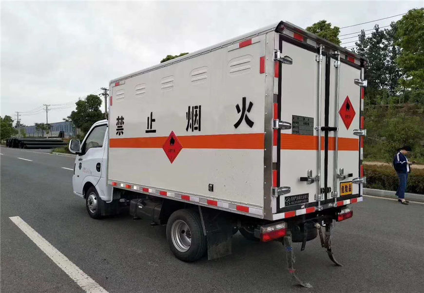 東風涂逸危險品廂式運輸車